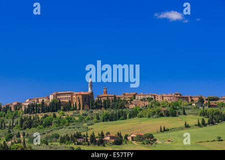 Vista su Pienza, città e comune in provincia di Siena e della Val d'Orcia in Toscana (Italia centrale), tra le città di Foto Stock