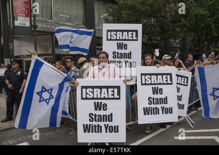 I Newyorkesi mostrano il supporto per Israele durante la presente israeliani e palestinesi crisi con un rally presso il consolato israeliano. Attraverso Foto Stock