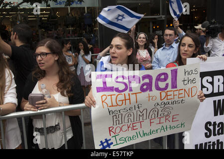 I Newyorkesi mostrano il supporto per Israele durante la presente israeliani e palestinesi crisi con un rally presso il consolato israeliano. Attraverso Foto Stock