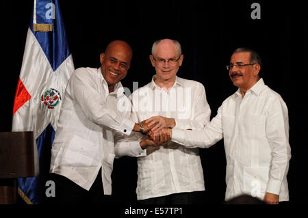 Punta Cana, Repubblica Dominicana. 22 Luglio, 2014. Presidente del Consiglio europeo Herman Van Rompuy (C), Repubblica Dominicana il Presidente Danilo Medina (R) e Haiti il Presidente Michel Martelly agitare le mani dopo aver partecipare a una conferenza stampa dopo un incontro trilaterale, in Punta Cana city, Repubblica Dominicana, il 22 luglio 2014. Repubblica Dominicana e Haiti leader si sono incontrati in Punta Cana con il Presidente del Consiglio europeo Herman Van Rompuy, che hanno partecipato alla riunione per sostenere gli accordi bilaterali tra i governi haitiano e dominicano, secondo la stampa locale. © Roberto Guzman/Xinhua/Alamy Live News Foto Stock