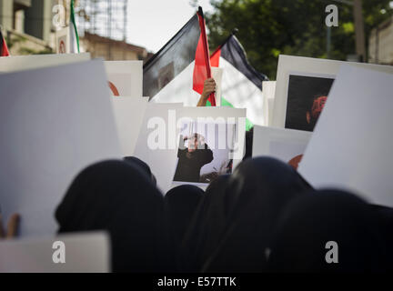 Tehran, Iran. 22 Luglio, 2014. Manifestanti iraniani tenere cartelli e bandiere palestinese durante una manifestazione di protesta contro Israele dell azione militare contro la striscia di Gaza, di fronte alla sezione di interessi della Repubblica Araba di Egitto nel nord di Teheran. Manifestanti hanno chiesto in Egitto per riaprire la Rafah Valico di frontiera per il trasferimento di cure mediche a Gaza. Morteza Nikoubazl/ZUMAPRESS Credito: Morteza Nikoubazl/ZUMA filo/Alamy Live News Foto Stock