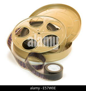 Una pellicola di 35mm in un dorato metallico bobina e la sua possibile, isolato su bianco, con i tracciati di ritaglio Foto Stock