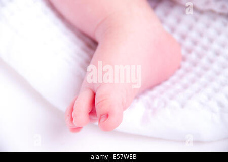 Neonato stirando in una luminosa e ariosa e vivaio cesto di Mosè Foto Stock