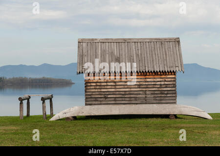 Elk203-3467 Canada, British Columbia, Fort St James National Historic Site, boathouse e Stuart Lago Foto Stock