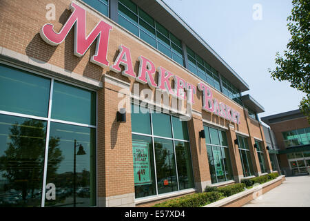 Chelsea, Massachusetts, STATI UNITI D'AMERICA. 22 Luglio, 2014. Protesta dei lavoratori al di fuori come la realizzazione di mensole al Market Basket Supermarket a Chelsea, Massachusetts rimangono quasi vuota come i lavoratori continuano a sciopero esigente sparato CEO, Arthur T. Demoulas, essere reintegrato. Credito: Nicolaus Czarnecki/ZUMA filo/Alamy Live News Foto Stock