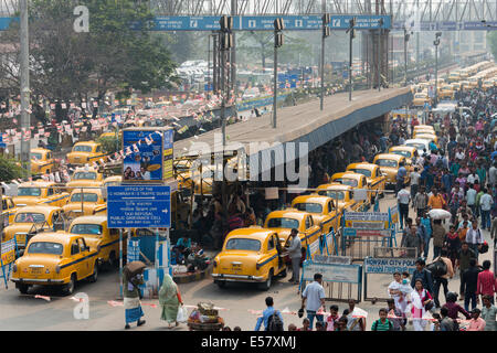 KOLKATA, India - 11 febbraio: file di taxi attende i clienti a quella di Howrah station, Kolkata nel febbraio 2014. Foto Stock