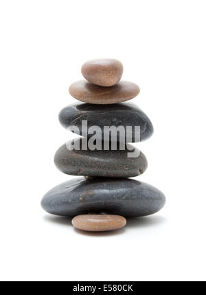 Pietre in pila equilibrata isolati su sfondo bianco Foto Stock