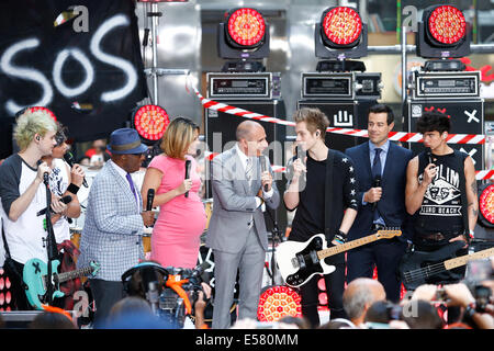 NEW YORK-lug 22: (L-R) Michael Clifford, Ashton Irwin, Al Roker, Savannah Guthrie, Matt Lauer, Luca Hemmings, Carson Daly e Calum cofano di 5 secondi di estate sul palco durante la NBC "Mostra Oggi' al Rockefeller Plaza sulla luglio 22, 2014 a New York City. Credito: Debby Wong/Alamy Live News Foto Stock