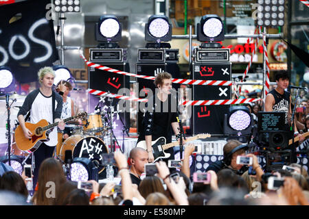 NEW YORK-lug 22: (L-R) Michael Clifford, Ashton Irwin, Luca Hemmings e Calum cofano di 5 secondi di estate concerto il NBC's "Mostra Oggi' al Rockefeller Plaza sulla luglio 22, 2014 a New York City. Credito: Debby Wong/Alamy Live News Foto Stock