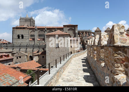 Mura medievali della città e la Cattedrale di Avila, Castilla y Leon, Spagna Foto Stock