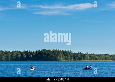 Due canoe con canoisti sul lago Asnen, Smaland, Svezia Foto Stock