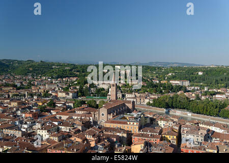 Vista dalla Torre dei Lamberti sopra la città con il Duomo di Verona, Verona, veneto, Italia Foto Stock