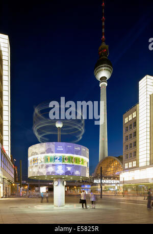 Orologio mondiale e la Torre della TV, Alexanderplatz, quartiere Mitte di Berlino, Germania Foto Stock