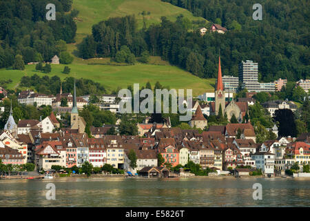 Inferiore della città centro storico con Zytturm la torre e la chiesa di St Michael, Zugo, cantone di Zug, Svizzera Foto Stock