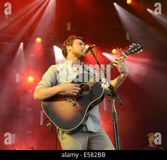 Portsmouth, Virginia, Stati Uniti d'America. Il 20 luglio, 2014. Vincitrice del premio American Idol e cantautore PHILLIP PHILLIPS rocce la folla presso il Padiglione Ntelos a Portsmouth. © Jeff Moore/ZUMA filo/ZUMAPRESS.com/Alamy Live News Foto Stock