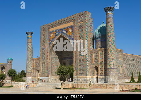 Madrasah Sher-Dor, Registan, Samarcanda, Uzbekistan Foto Stock