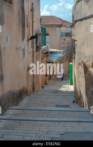 Un uomo cammina verso il basso un vicolo nella vecchia città di Nazaret, Israele. Foto Stock