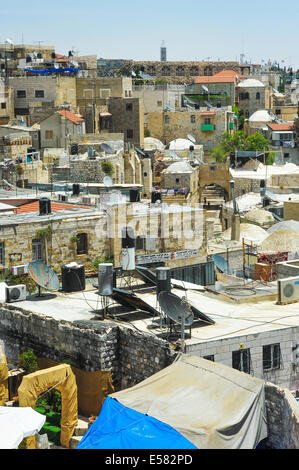 Una vista del quartiere musulmano dalla cima le vecchie mura della città di Gerusalemme, Israele Foto Stock
