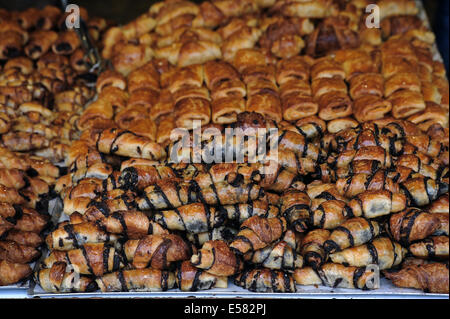 Dolci al cioccolato su un supporto per la vendita a Machane Yehuda Market, Gerusalemme, Israele Foto Stock