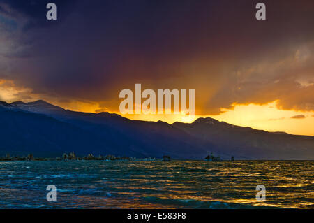 Immagine hdr di oscura e drammatica del tramonto arancione con raggi di sole sopra il lago Mono Foto Stock