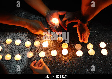 Kuala Lumpur, Malesia. 22 Luglio, 2014. Luci di persone candela durante una veglia di preghiera per i malati stregate Malaysia Airlines, MH17 a Kuala Lumpur, Malesia, martedì 22 luglio, 2014. La Malaysia Airlines jetliner trasportava 298 le persone quando si è abbattuto su Ucraina orientale. Credito: Joshua Paul/NurPhoto/ZUMA filo/Alamy Live News Foto Stock