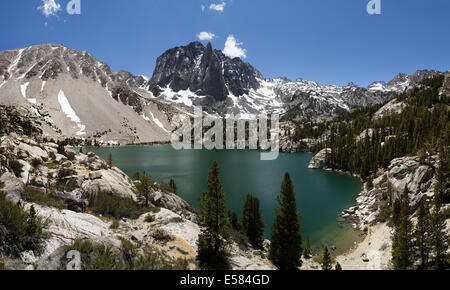 Tempio roccioso sopra il secondo lago nel nord Big Pine Creek nei pressi di drenaggio Palisades delle montagne della Sierra Nevada Foto Stock