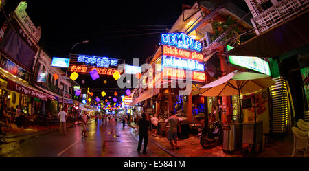 Scena notturna di Pub Street, Siem Reap, Cambogia. Foto Stock