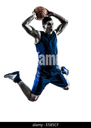 Un uomo giocatore di basket jumping dunking in silhouette isolato sfondo bianco Foto Stock