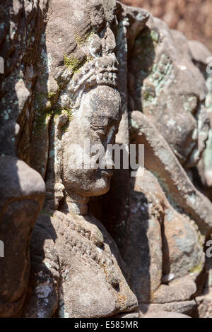 Bassorilievo con Apsara sulla parete nascosto della terrazza degli elefanti, Angkor Thom, Siem Reap, Cambogia Foto Stock