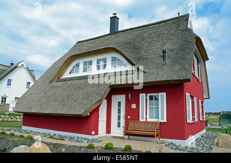 Delizioso cottage con il tetto di paglia - Europa Germania Mar Baltico Isola di Ruegen Foto Stock