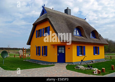 Delizioso cottage con il tetto di paglia - Europa Germania Mar Baltico Isola di Ruegen Foto Stock