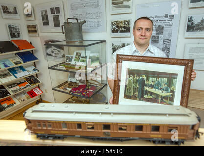 Crawinkel, Germania. Il 18 giugno, 2014. Presidente della società "Alte Muehle" (lit. old mill), Klaus-Peter Schambach, presenta la collezione di fotografie storiche e i resti del leggendario "Carro di Compiegne' presso il museo in Crawinkel, Germania, 18 giugno 2014. La carrozza ferroviaria, in cui il primo e il secondo armistizio di Compiègne sono stati firmati, fu distrutto in Crawinkel negli ultimi giorni della Seconda Guerra Mondiale. Foto: Michael Reichel/dpa/Alamy Live News Foto Stock