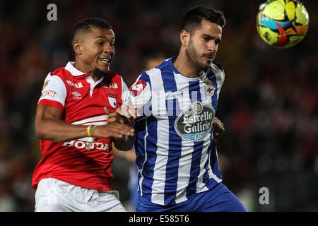 Bogotà, Colombia. 22 Luglio, 2014. Wilson Morelo (L) della Colombia Independiente Santa Fe il sistema VIES per la palla con Pablo Insua del Deportivo La Coruna durante una partita amichevole nella città di Bogotà, capitale della Colombia, il 22 luglio 2014. © Jhon Paz/Xinhua/Alamy Live News Foto Stock