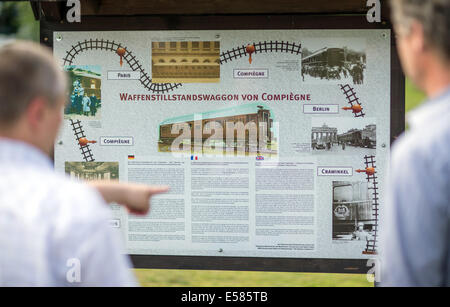 Crawinkel, Germania. Il 18 giugno, 2014. Una scheda di informazioni sul leggendario "Carro di Compiegne' presso il museo in Crawinkel, Germania, 18 giugno 2014. La carrozza ferroviaria, in cui il primo e il secondo armistizio di Compiègne sono stati firmati, fu distrutto in Crawinkel negli ultimi giorni della Seconda Guerra Mondiale. Foto: Michael Reichel/dpa/Alamy Live News Foto Stock