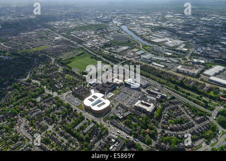 Una veduta aerea cercando da Salford verso Salford Quays e il Manchester Ship Canal Foto Stock