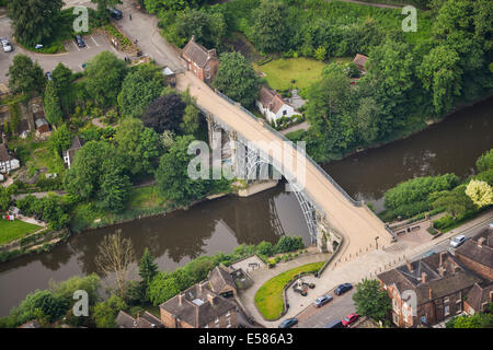 Una fotografia aerea del ponte di ferro sul fiume Severn, nei pressi di Coalbrookdale nello Shropshire. Foto Stock