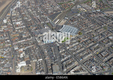 Una fotografia aerea che mostra un nuovo sviluppo nelle vicinanze Blackpool Stazione Ferroviaria nonché impaccato, alloggiamento Foto Stock