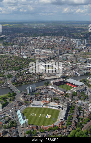 Una veduta aerea guardando da Trent Bridge, Nottingham. Entrambi i campi di calcio e il cricket ground visibile, centro città dietro. Foto Stock