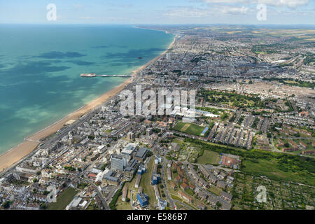 Una veduta aerea di Brighton guardando ad ovest verso il Palace Pier e lungo la costa. Foto Stock