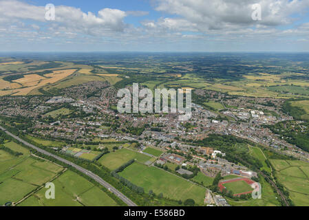 Una veduta aerea che mostra la East Sussex città di Lewes con la campagna circostante visibile. Foto Stock