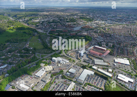 Una veduta aerea di Bristol con la Ashton Gate area in primo piano che si affaccia su un verso i valichi Severn Foto Stock