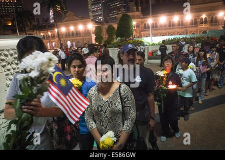 Kuala Lumpur, 22 luglio, 2014. Un unditified amici di MH17 Membri di equipaggio lline fino a pagare rispetto durante una vigilia di Kuala Lumpur in Malesia. Malaysia Airlines MH17 era in viaggio da Amsterdam a Kuala Lumpur quando si è schiantato uccidendo tutti 298 sul bordo di cui 80 bambini. Il velivolo è stato presumibilmente abbattuto da un missile e continuano le indagini sugli autori dell'attacco. Credito: Khairil Safwan/Pacific Press/Alamy Live News Foto Stock