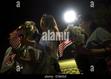 Kuala Lumpur, 22 luglio, 2014. Un unditified amici di MH17 Membri di equipaggio illuminato di candele durante una vigilia di Kuala Lumpur in Malesia. Malaysia Airlines MH17 era in viaggio da Amsterdam a Kuala Lumpur quando si è schiantato uccidendo tutti 298 sul bordo di cui 80 bambini. Il velivolo è stato presumibilmente abbattuto da un missile e continuano le indagini sugli autori dell'attacco. Credito: Khairil Safwan/Pacific Press/Alamy Live News Foto Stock