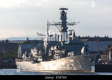 Ormeggiata al porto di Montrose, la corrente HMS Montrose è l'ottava di sedici tipo nave 23 o 'Duke" classe di fregate, Foto Stock