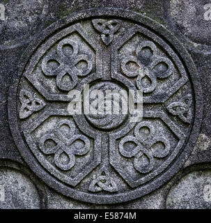 Celtic cross dettaglio con nodo modelli di simbolo. Foto Stock