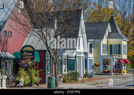 Pittoreschi negozi lungo la Main Street, Woodstock, Vermont, USA Foto Stock