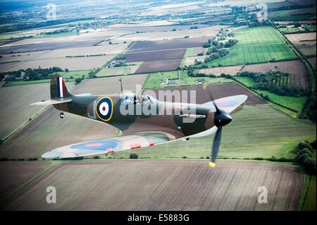 Mk1 Supermarine Spitfire P9374 nuovamente il volo dopo essere stata ripristinata.lo Spitfire fu abbattuto su Calais nel 1940 Foto Stock