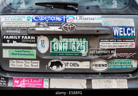 Vermont auto coperti con paraurti adesivo messaggi in sostegno dell agricoltura locale, Vermont, USA. Foto Stock