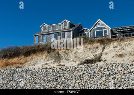 Il beach house minacciato dalla continua erosione costiera, Stonewall Beach, Chilmark, Martha's Vineyard, Massachusetts, STATI UNITI D'AMERICA Foto Stock