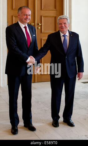 Berlino, Germania. 23 Luglio, 2014. Il Presidente tedesco Joachim Gauck (R) riceve Andrej Kiska, presidente della Slovacchia, in Bellevue Palace a Berlino, Germania, 23 luglio 2014. Foto: Daniel Bockwoldt/dpa/Alamy Live News Foto Stock